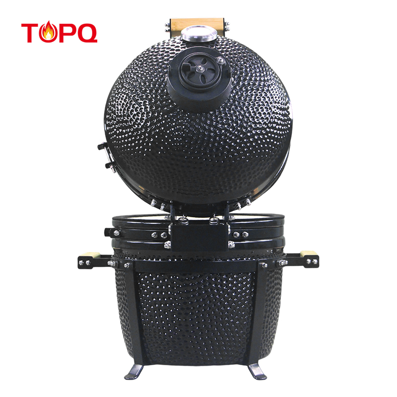 Parrilla compacta Kamado en el patio